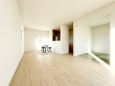 16.2帖の明るいリビングです。 カウンターキッチンなので家事をしながらご家族の様子が見渡せます☆