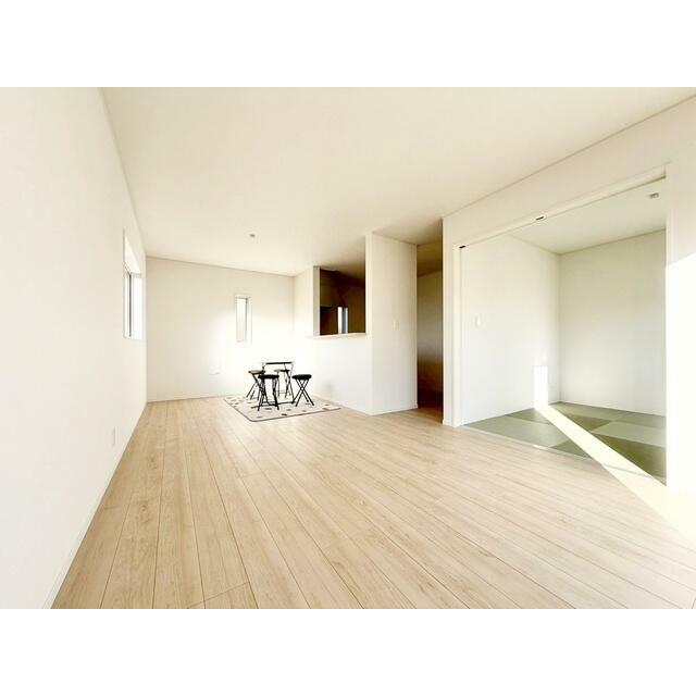 16.2帖の明るいリビングです。 カウンターキッチンなので家事をしながらご家族の様子が見渡せます☆