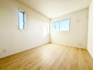 2階洋室には大容量のクローゼットが各部屋にあります。 洋服選びが楽しくなりますね♪