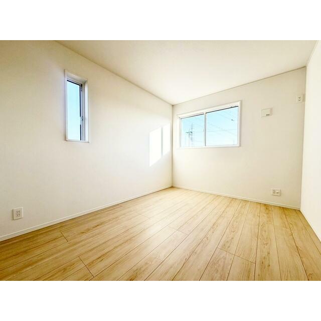 2階洋室には大容量のクローゼットが各部屋にあります。 洋服選びが楽しくなりますね♪