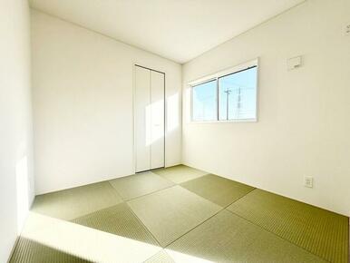 リビングの横には和室があります。 和室はお子様のお昼寝や遊ぶスペースにもちょうどいいです☆