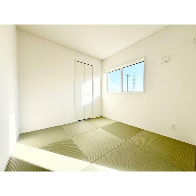 リビングの横には和室があります。 和室はお子様のお昼寝や遊ぶスペースにもちょうどいいです☆