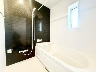 一坪タイプのユニットバスは、足をしっかりと延ばして一日の疲れを癒せますね！ 浴室暖房乾燥機も完備!カビの心配が無いのはもちろん、 雨の日のお洗濯物はお風呂で乾かせます。