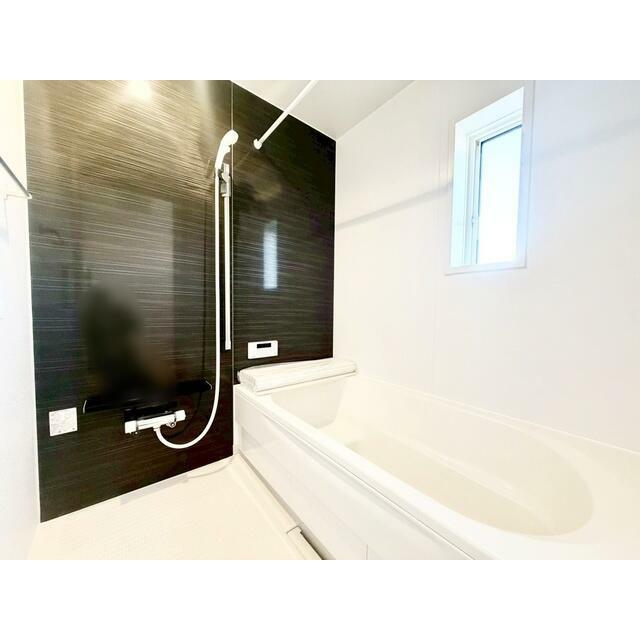 一坪タイプのユニットバスは、足をしっかりと延ばして一日の疲れを癒せますね！ 浴室暖房乾燥機も完備!カビの心配が無いのはもちろん、 雨の日のお洗濯物はお風呂で乾かせます。