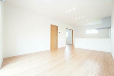 16帖LDK。ダイニングテーブルやソファ、テレビボードを十分に置ける広さです♪※類似の参考画像です。