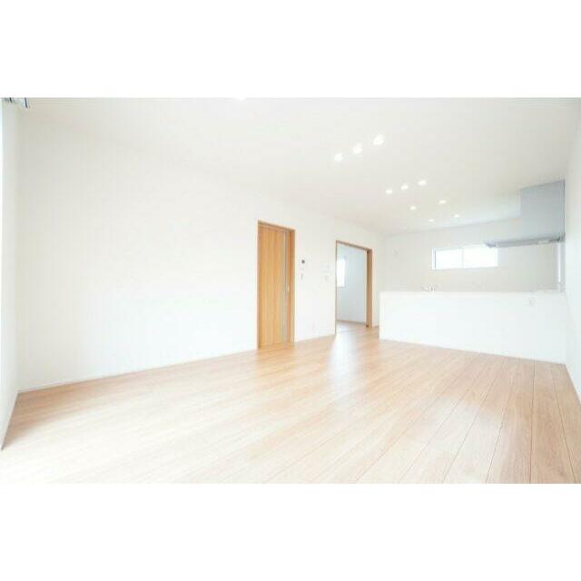 16帖LDK。ダイニングテーブルやソファ、テレビボードを十分に置ける広さです♪※類似の参考画像です。