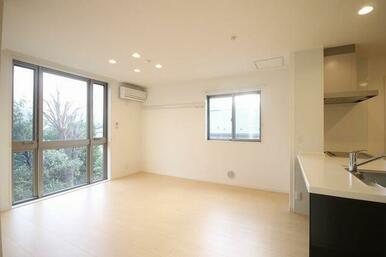 ≪ＬＤＫ≫洋室側より撮影しました♪採光の入る明るいお部屋です！