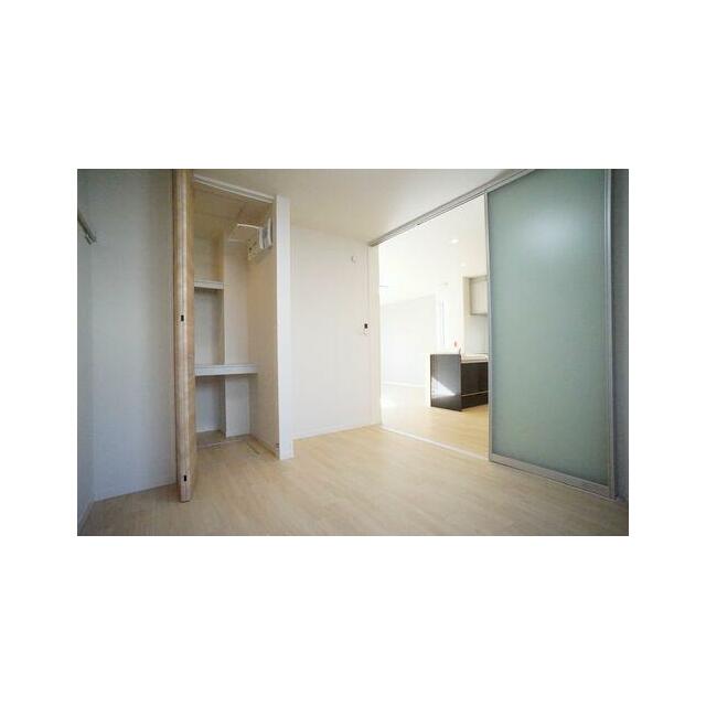◆洋室（６．０帖）◆化粧幕板にはフックがついているので、洋服や時計などの飾りかけにご活用ください♪