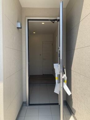 開ければ広がる、閉じれば落ち着く玄関（1号棟）