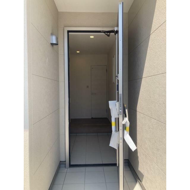 開ければ広がる、閉じれば落ち着く玄関（1号棟）