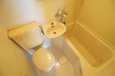 シャワー派には使いやすいユニットバス☆洗面台も設置済み！