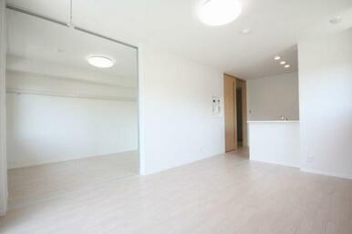 【ＬＤＫ１】生活の中心になるＬＤＫ１１．８帖です。天井にはＬＥＤシーリング照明とダウンライト付きで…