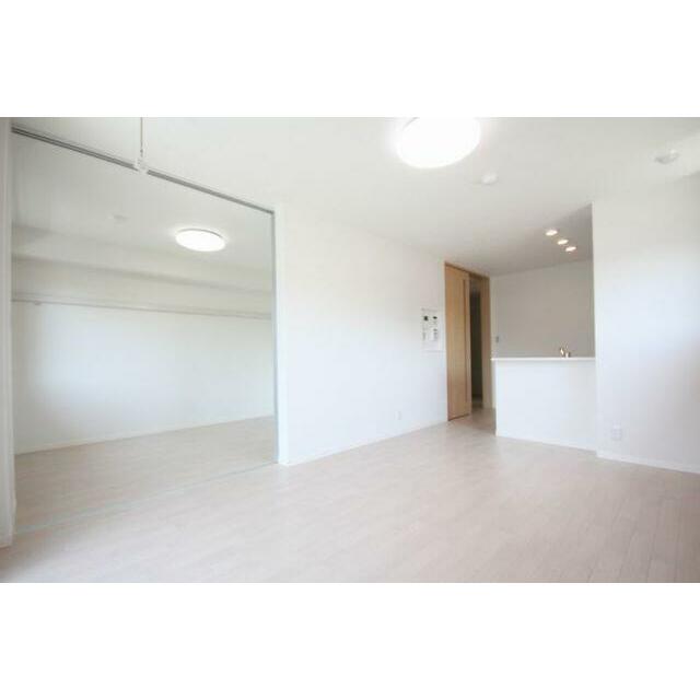 【ＬＤＫ１】生活の中心になるＬＤＫ１１．８帖です。天井にはＬＥＤシーリング照明とダウンライト付きで…