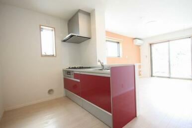 【ＬＤＫ２】クリナップ製１９５０幅・ビルトイン３口コンロのシステムキッチンです。対面式なので会話し…