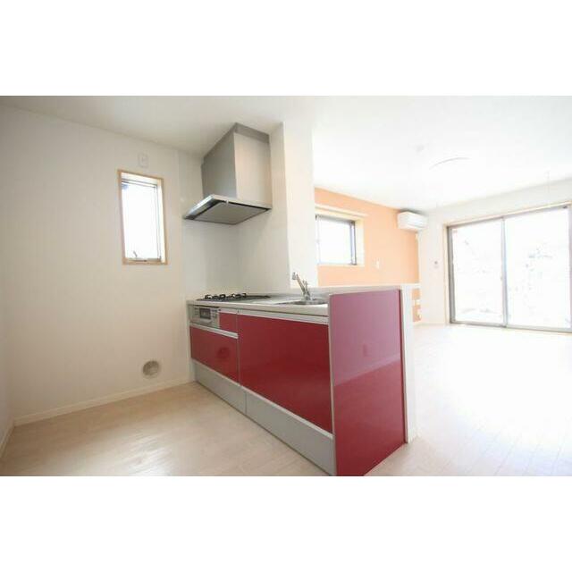 【ＬＤＫ２】クリナップ製１９５０幅・ビルトイン３口コンロのシステムキッチンです。対面式なので会話し…