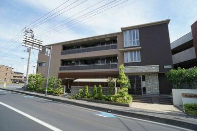 【北西方向から撮影】共用玄関はオートロック！緑豊かな外構は四季の移り変わりを楽しめます。屋根付き駐…