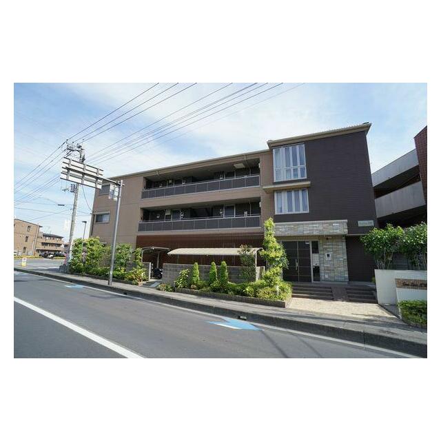 【北西方向から撮影】共用玄関はオートロック！緑豊かな外構は四季の移り変わりを楽しめます。屋根付き駐…