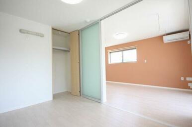 【洋室＆ＬＤＫ１】洋室天井にもＬＥＤシーリング照明付き、収納は１ヶ所です。ＬＤＫと洋室はスライディ…