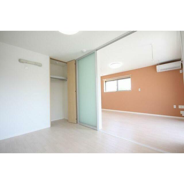 【洋室＆ＬＤＫ１】洋室天井にもＬＥＤシーリング照明付き、収納は１ヶ所です。ＬＤＫと洋室はスライディ…