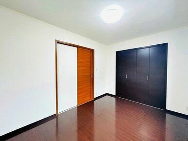 「２階北側洋室」２階の洋室は全部屋約６帖の広さがあり、たくさんの用途でご利用いただけます。