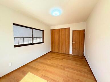 「2階南西側洋室　約6帖」収納付き。窓も2カ所にあり明るいです。