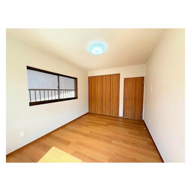 「2階南西側洋室　約6帖」収納付き。窓も2カ所にあり明るいです。