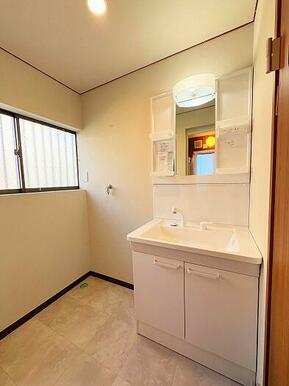 「洗面脱衣所」洗面台新規交換済み、クッションフロア・クロス張替え済みです。