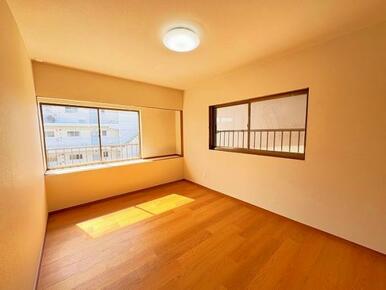 「2階南西側洋室　約6帖」日当たりの良い約6帖収納付きの洋室です。