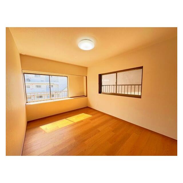 「2階南西側洋室　約6帖」日当たりの良い約6帖収納付きの洋室です。