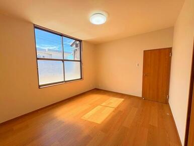 「2階南東側洋室　約8帖」日当たりの良い洋室です。