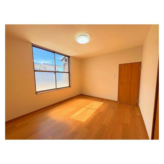 「2階南東側洋室　約8帖」日当たりの良い洋室です。