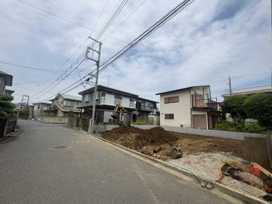 徒歩5分の場所には日用雑貨などのお買い物にも便利なドラッグストアがあります。