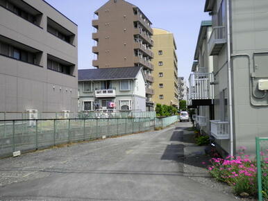 敷地内駐車場空なし、近隣あり