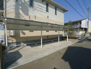 屋根付き駐輪場もございます。