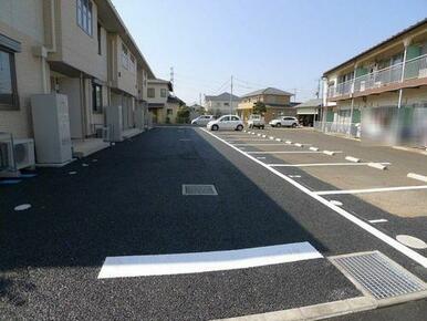 敷地内駐車場もご用意しております（別途契約）