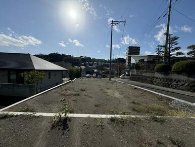 南側道路より２番目の区画となります。