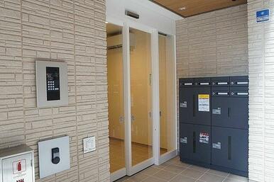 共用玄関に自動ドアオートロック搭載。宅配ボックスもございます。
