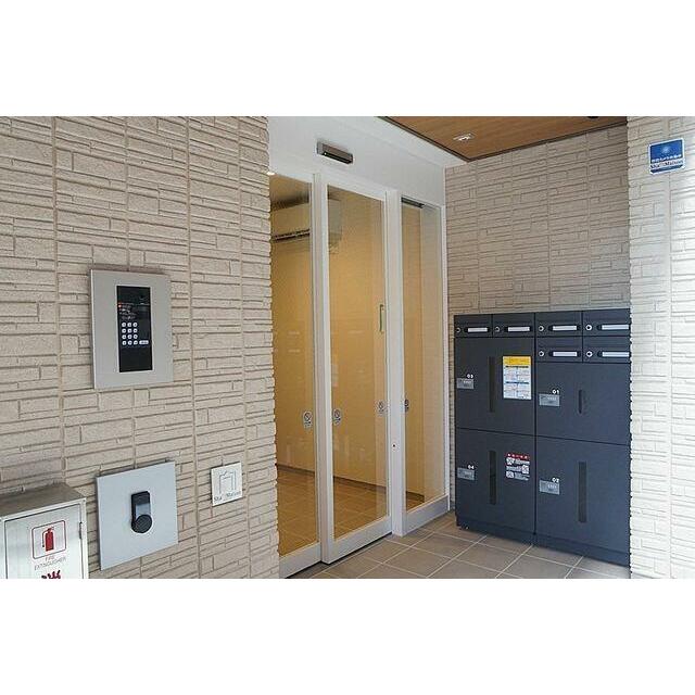 共用玄関に自動ドアオートロック搭載。宅配ボックスもございます。
