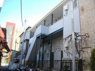 南側、サイデング張りの建物です。