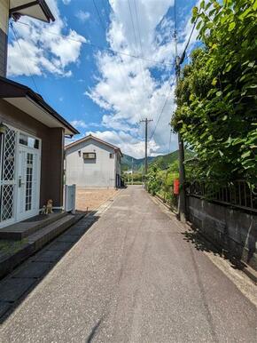 前面道路東側から