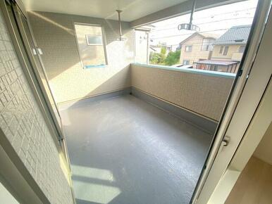 9.72㎡の広々ルーフバルコニー 洗濯物をいっぱい干せます！ バルコニーにもコンセント完備なのでお掃除も楽楽です。