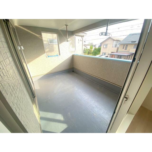 9.72㎡の広々ルーフバルコニー 洗濯物をいっぱい干せます！ バルコニーにもコンセント完備なのでお掃除も楽楽です。