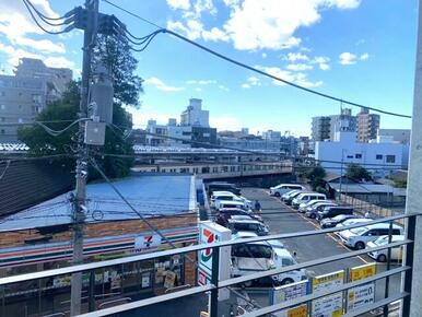 駅近なのでホームが見えます♪