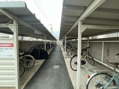 屋根付きで天候に左右されにくい、広々とした駐輪場を完備。通勤・通学にも便利なうえ、自転車を安心して