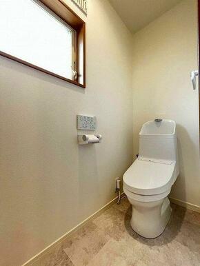 「２階トイレ」両階にトイレがあり、２世帯や大家族には便利な物件です。