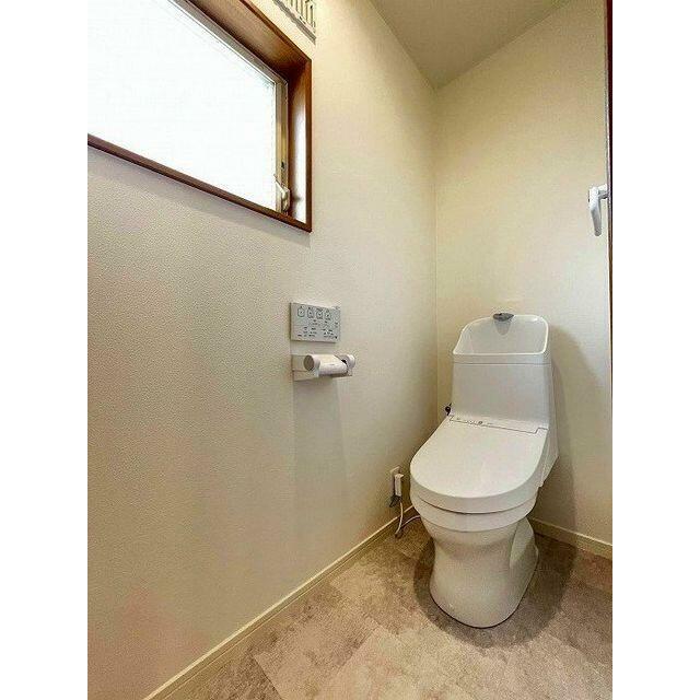 「２階トイレ」両階にトイレがあり、２世帯や大家族には便利な物件です。
