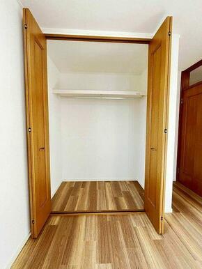 「２南西洋室」各お部屋にクローゼット付の物件です。
