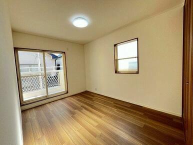 「２階南西洋室」こちらのお部屋からもバルコニーへ出られます。