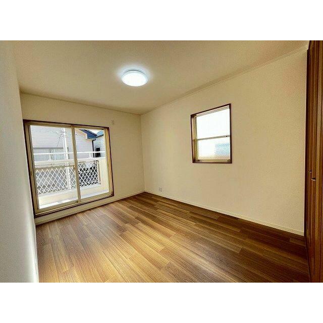 「２階南西洋室」こちらのお部屋からもバルコニーへ出られます。