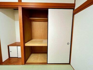 「１階和室」収納がございます。